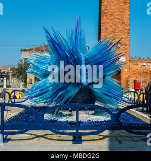 Modernes Glas Kunst Skulptur von Simone Cenedese unter alten Uhrturm in Insel Murano Stockfoto