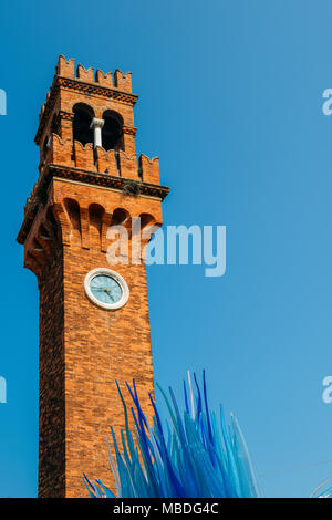 Modernes Glas Kunst Skulptur von Simone Cenedese unter alten Uhrturm in Insel Murano Stockfoto