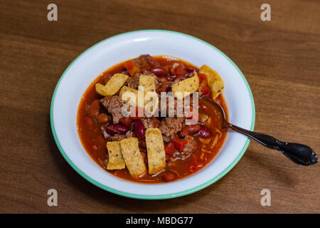 Eine Schale hausgemachter Chili mit Mais Chips Stockfoto