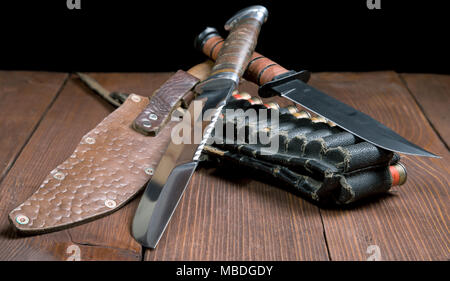 Noch immer leben mit einem Messer und bandolier auf einem Close-up table Stockfoto