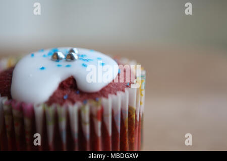 Mom's hausgemachte Red velvet Cupcakes. Stockfoto