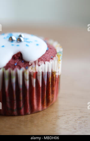Mom's hausgemachte Red velvet Cupcakes. Stockfoto