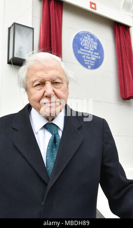 Sir David Attenborough stellt eine English Heritage Blue Plaque zu Sir Hugh Carleton-Greene, Generaldirektor der BBC in den 1960er Jahren an seinem ehemaligen Haus in Holland Park, West London. Stockfoto