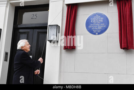 Sir David Attenborough stellt eine English Heritage Blue Plaque zu Sir Hugh Carleton-Greene, Generaldirektor der BBC in den 1960er Jahren an seinem ehemaligen Haus in Holland Park, West London. Stockfoto