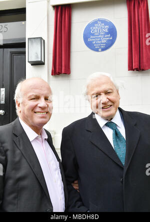 Greg Dyke (links) und Sir David Attenborough eine English Heritage Blue Plaque zu Sir Hugh Carleton-Greene, Generaldirektor der BBC in den 1960er Jahren an seinem ehemaligen Haus in Holland Park enthüllen, West London. Stockfoto