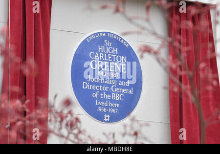 Sir David Attenborough stellt eine English Heritage Blue Plaque zu Sir Hugh Carleton-Greene, Generaldirektor der BBC in den 1960er Jahren an seinem ehemaligen Haus in Holland Park, West London. Stockfoto