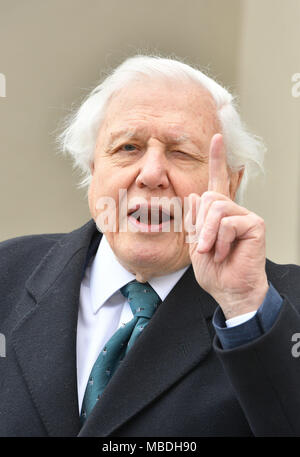 Sir David Attenborough stellt eine English Heritage Blue Plaque zu Sir Hugh Carleton-Greene, Generaldirektor der BBC in den 1960er Jahren an seinem ehemaligen Haus in Holland Park, West London. Stockfoto