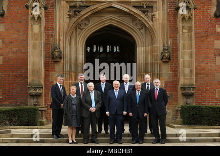 (Hintere Reihe von links nach rechts) Jonathan Powell, Herrn John Alderdice, Herrn David Trimble, Sir Reg Empey, Herrn Paul Murphy von Kreuzfahrten und (vordere Reihe von links nach rechts) Prof. Dr. Monica McWilliams, Seamus Mallon, der frühere Taoiseach Bertie Ahern, Senator George Mitchell und Gerry Adams, auf einer Veranstaltung zum 20. Jahrestag des Karfreitagsabkommens zu markieren, an der Queen's University in Belfast. Stockfoto