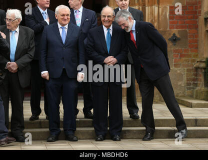 (Vordere Reihe von links nach rechts) Seamus Mallon, der frühere Taoiseach Bertie Ahern, Senator George Mitchell und Gerry Adams, auf einer Veranstaltung zum 20. Jahrestag des Karfreitagsabkommens zu markieren, an der Queen's University in Belfast. Stockfoto