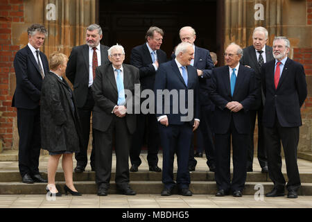 (Hintere Reihe von links nach rechts) Jonathan Powell, Herrn John Alderdice, Herrn David Trimble, Sir Reg Empey, Herrn Paul Murphy von Kreuzfahrten und (vordere Reihe von links nach rechts) Prof. Dr. Monica McWilliams, Seamus Mallon, der frühere Taoiseach Bertie Ahern, Senator George Mitchell und Gerry Adams, auf einer Veranstaltung zum 20. Jahrestag des Karfreitagsabkommens zu markieren, an der Queen's University in Belfast. Stockfoto