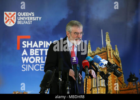 Gerry Adams während einer Veranstaltung zum 20. Jahrestag des Karfreitagsabkommens zu markieren, an der Queen's University in Belfast. Stockfoto