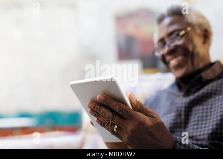 Lächelnder senior Mann mit digital-Tablette Stockfoto