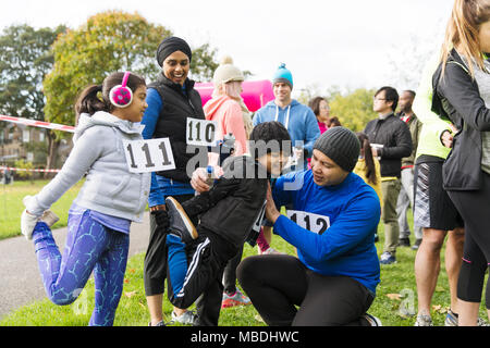 Familie Läufer vorbereiten, die sich an der Nächstenliebe laufen im Park Stockfoto