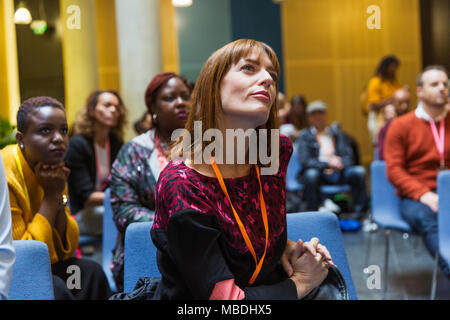 Aufmerksam, konzentriert Geschäftsfrau hören in Konferenz Publikum Stockfoto
