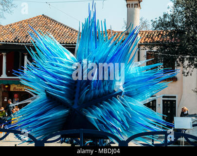 Modernes Glas Kunst Skulptur von Simone Cenedese unter alten Uhrturm in Insel Murano Stockfoto