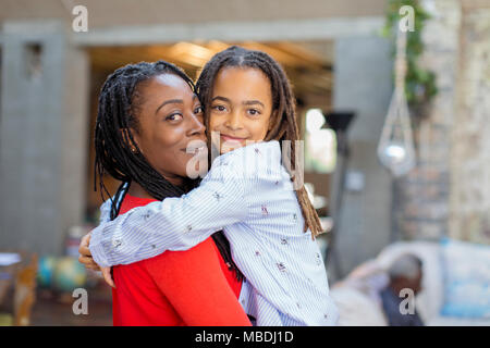 Portrait lächelnde Mutter und Tochter umarmen Stockfoto