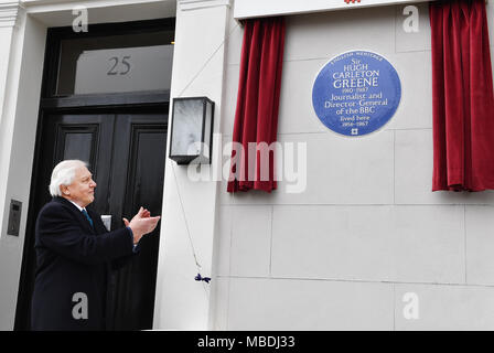 Sir David Attenborough stellt eine English Heritage Blue Plaque zu Sir Hugh Carleton-Greene, Generaldirektor der BBC in den 1960er Jahren an seinem ehemaligen Haus in Holland Park, West London. Stockfoto