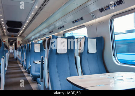 Sitze und Tabelle auf leere Personenzug Stockfoto