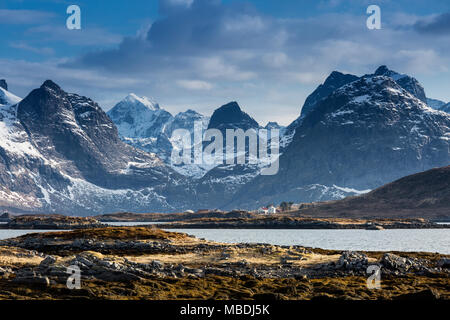 Schnee auf sonnigen, schroffe Berge, Ramberg, Lofoten, Norwegen Stockfoto