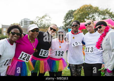 Porträt Lächeln Läufer mit tütü an der Nächstenliebe Rennen in Park Stockfoto