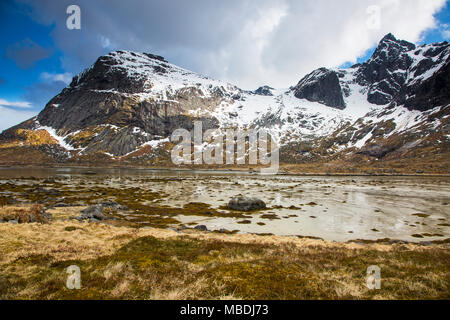 Schnee auf schroffen Bergen, Flakstadpollen, Fernbedienung, Lofoten, Norwegen Stockfoto