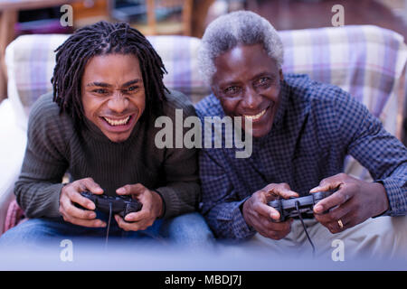 Gerne Großvater und Enkel spielen video game Stockfoto