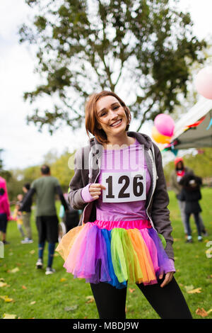 Porträt Lächeln, zuversichtlich Läuferin in Tutu an der Nächstenliebe laufen im Park Stockfoto