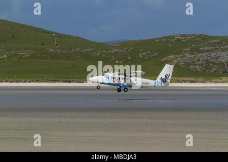 DHC Twin Otter Verkehrsflugzeug vom der strand Start- und Landebahn am Flughafen, von der Insel Barra Barra, Äußere Hebriden, Schottland Stockfoto