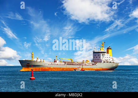 Lotsenboot Manöver neben Tanker Schiff am Meer. Stockfoto