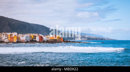 Blick auf die bunten Häuser von Punta Brava vom Strand Jardin in Puerto de la Cruz, Teneriffa, Kanarische Inseln, Spanien Stockfoto