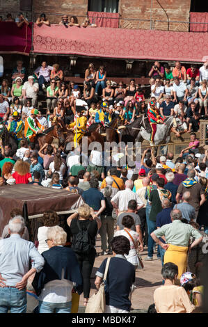 Palio di Siena, Toskana, Italien. Bunten historischen ungesatteltes Pferd. In der wunderschönen, historischen Piazza del Campo. Aufregendes Ereignis. Stockfoto