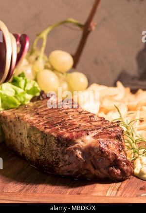 Gegrilltes Fleisch mit einer Seite von Obst und Gemüse Stockfoto