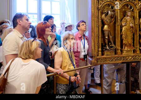 Touristen, die auf der Suche an einem Altarbild (Altarbild der Kreuzigung), Musée des Beaux-Arts de Dijon/Museum der Feinen Künste, Côte-d'Or, Burgund, Frankreich Stockfoto