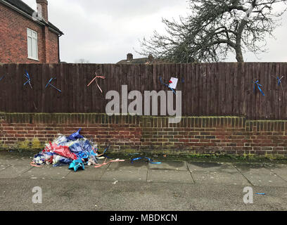 Floral Tribute auf dem Gehsteig zurückgelassen werden, nachdem sie aus einem Zaun auf South Park Crescent in Hither Green entfernt wird, Minuten nach Verwandten der 37-jährige Henry Vincent restauriert das Heiligtum gegenüber dem Haus von Richard Osborn-Brooks, 78, wo Vincent nach einem verpfuschten Einbruch erstochen wurde. Stockfoto