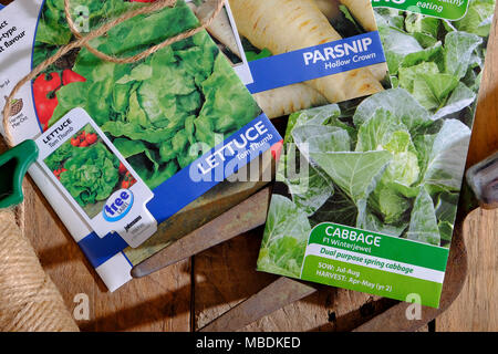 Gemüsegarten Samen in Pakete auf hölzernen Gartenhäuschen Sitzbank, Norfolk, England Stockfoto