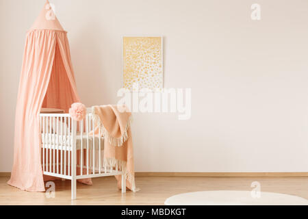 Gold Malerei auf weiße Wand mit Rosa Bett in minimalen Pastell Schlafzimmer Innenraum mit Platz kopieren Stockfoto