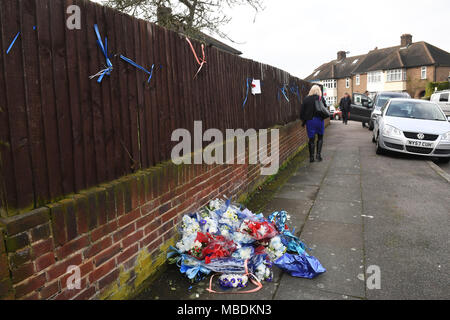 Floral Tribute auf dem Gehsteig zurückgelassen werden, nachdem sie aus einem Zaun auf South Park Crescent in Hither Green entfernt wird, Minuten nach Verwandten der 37-jährige Henry Vincent restauriert das Heiligtum gegenüber dem Haus von Richard Osborn-Brooks, 78, wo Vincent nach einem verpfuschten Einbruch erstochen wurde. Stockfoto