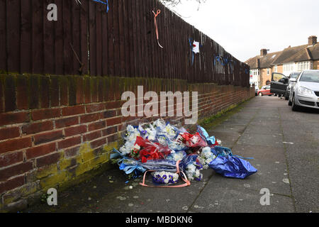 Floral Tribute auf dem Gehsteig zurückgelassen werden, nachdem sie aus einem Zaun auf South Park Crescent in Hither Green entfernt wird, Minuten nach Verwandten der 37-jährige Henry Vincent restauriert das Heiligtum gegenüber dem Haus von Richard Osborn-Brooks, 78, wo Vincent nach einem verpfuschten Einbruch erstochen wurde. Stockfoto