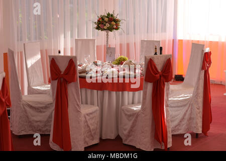 Serviert Tische im Restaurant für die Hochzeitsfeier Stockfoto