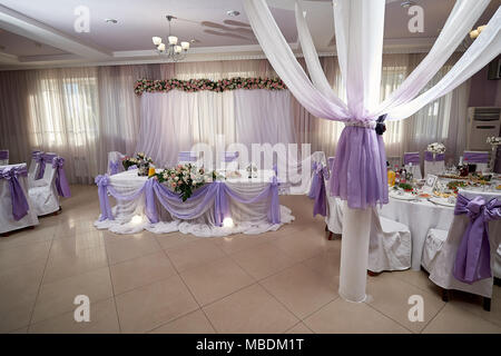 Serviert Tische im Restaurant für die Hochzeitsfeier Stockfoto