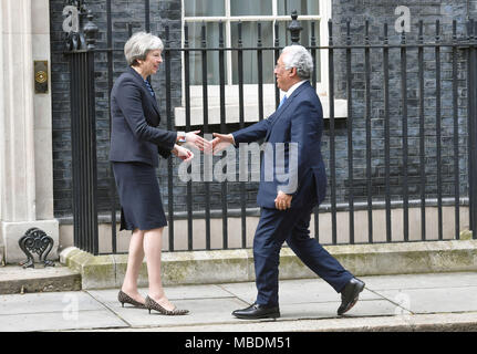 Premierminister Theresa May begrüßt die Premierminister von Portugal, Antonio Costa, Downing Street, London, vor der bilateralen Gespräche. Stockfoto