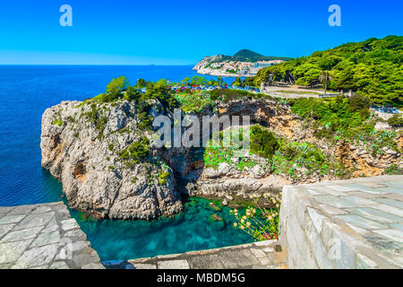 Malerischer Blick auf Marmor mediterrane Küste und Meer in Dubrovnik, Kroatien. Stockfoto