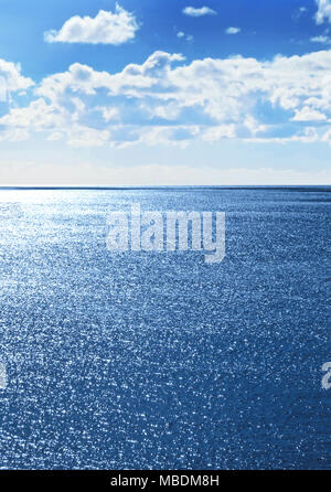 Glitzernde Meer oder Marine Hintergrund mit glitzernden Wasser und blauer Himmel mit Fluffy Clouds und Kopieren. Stockfoto