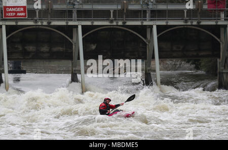 Kayaker paddeln durch weiße Wasser bei Boulter das Wehr, neben Ray Mühle Insel, Maidenhead, Berkshire. Stockfoto