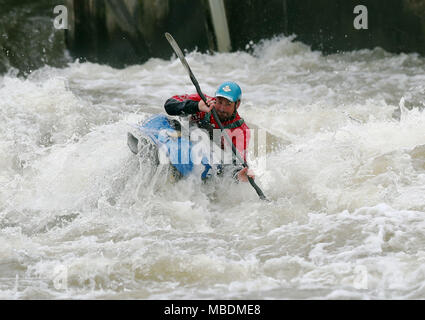 Kayaker paddeln durch weiße Wasser bei Boulter das Wehr, neben Ray Mühle Insel, Maidenhead, Berkshire. Stockfoto