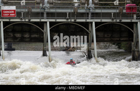 Kayaker paddeln durch weiße Wasser bei Boulter das Wehr, neben Ray Mühle Insel, Maidenhead, Berkshire. Stockfoto