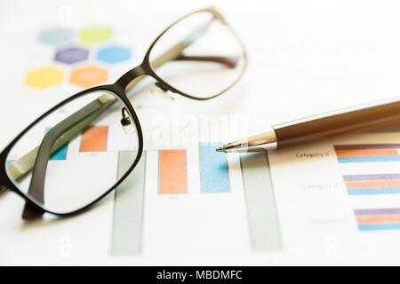 Vorbereitung von Berichten. Graphen und Diagramme. Geschäftsberichte, Brille und Stift. Business Konzept Stockfoto
