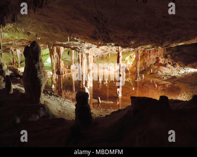 Tropfsteinhöhle mit unterirdischen See oder Pools. beleuchtete Höhle auf Ibiza. Stockfoto