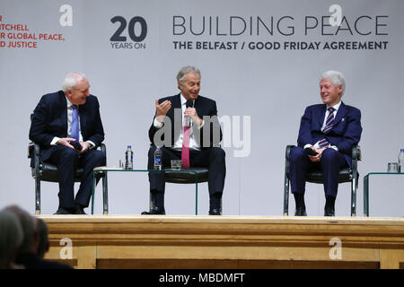 (Nach rechts) frühere Taoiseach Bertie Ahern, der ehemalige Premierminister Tony Blair und der ehemalige US-Präsident Bill Clinton bei einer Veranstaltung zum 20. Jahrestag des Karfreitagsabkommens Spuren hinterlassen, an der Queen's University in Belfast. Stockfoto