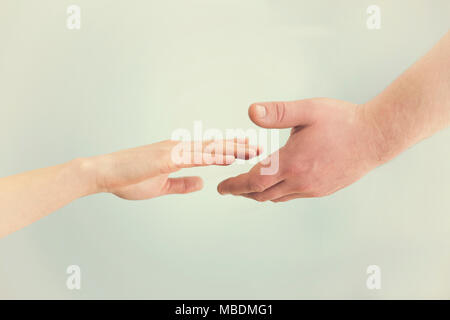 Support Konzept. Zwei Hände aufeinander zu erreichen. Einfühlungsvermögen, Mitgefühl, Hilfe, Freundlichkeit Stockfoto